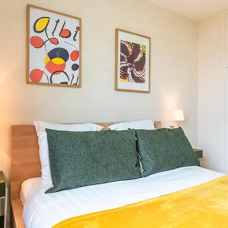 Luxury Flat With Balcony - 6 Guests - Near Metro Apartment